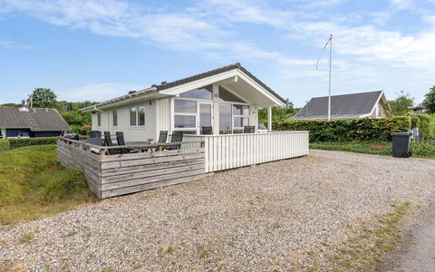 Liutulf - 40M from the Sea: Blå, Busk, Sommerhus, Bunddække, Have, Estate, Skygge, Landscaping, Stuehus, Eco Hotel
