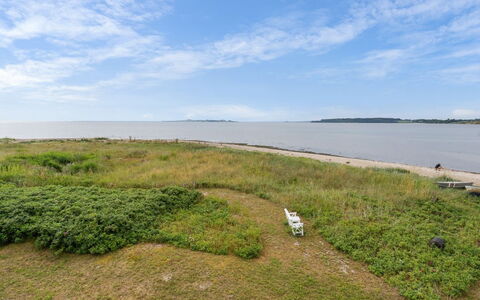 Liutulf - 40M from the Sea: Blå, Busk, Sommerhus, Bunddække, Have, Estate, Skygge, Landscaping, Stuehus, Eco Hotel