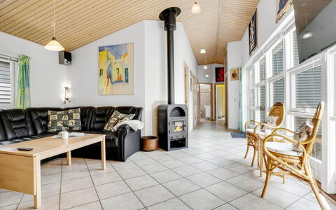 Gravers - 100M from the Sea: Tag, Hus, Land Lot, Hjem, Sommerhus, Estate, Garden Bygninger, Skygge, Bjælkehytte, Landscaping