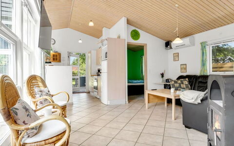 Gravers - 100M from the Sea: Tag, Hus, Land Lot, Hjem, Sommerhus, Estate, Garden Bygninger, Skygge, Bjælkehytte, Landscaping