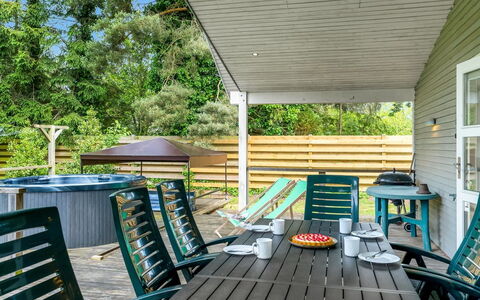 Gravers - 100M from the Sea: Tag, Hus, Land Lot, Hjem, Sommerhus, Estate, Garden Bygninger, Skygge, Bjælkehytte, Landscaping