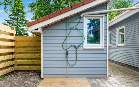 Gravers - 100M from the Sea: Tag, Hus, Land Lot, Hjem, Sommerhus, Estate, Garden Bygninger, Skygge, Bjælkehytte, Landscaping