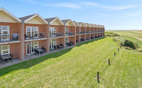 Kulben: Blå, Busk, Sommerhus, Bunddække, Have, Estate, Skygge, Landscaping, Stuehus, Eco Hotel