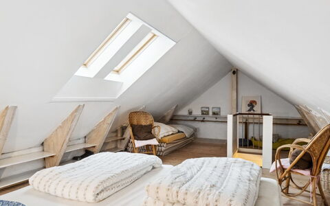 Frodde - 5Km from the Sea: Møbel, Indretning, Soveværelse, Gulvbelægning, Træ, Etage, Loft, Seng, Attic, Værelse