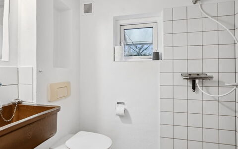 Frodde - 5Km from the Sea: Badeværelse, Sanitærarmatur, Væg, Toilet, Toiletbræt, Indretning, Gulvbelægning, Vvs, Badeværelsesvask, Tap