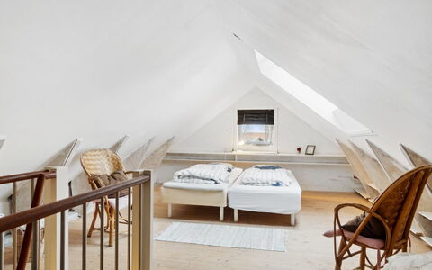 Frodde - 5Km from the Sea: Træ, Indretning, Møbel, Gulvbelægning, Loft, Etage, Soveværelse, Attic, Seng, Værelse