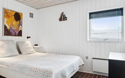 Leny - 900M from the Sea: Væg, Soveværelse, Træ, Seng, Etage, Gulvbelægning, Indretning, Sengetøj, Loft, Møbel