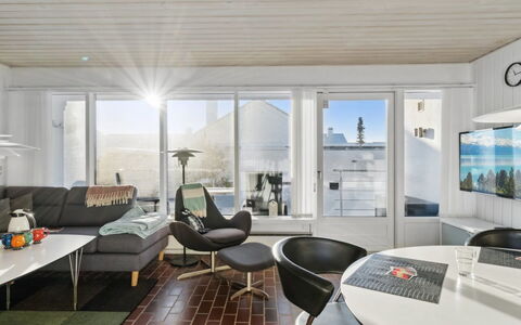 Leny - 900M from the Sea: Indretning, Møbel, Gulvbelægning, Loft, Træ, Etage, Lejlighed, Couch, Værelse, Stue