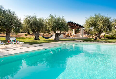 Corte Carrubo - Rosolini, Sicilia: Vand, Himmel, Plante, Vandressourcer, Azure, Svømmepøl, Træ, Naturlige Landskab, Skygge, Græs
