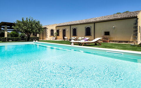 Casa Colore - Siracusa, Sicilia: Vand, Himmel, Plante, Svømmepøl, Azure, Rektangel, Skygge, Bygning, Træ, Kompositmateriale