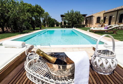 Casa Colore - Siracusa, Sicilia: Vand, Plante, Ejendom, Himmel, Svømmepøl, Rektangel, Udendørs Møbler, Bygning, Træ, Fritid