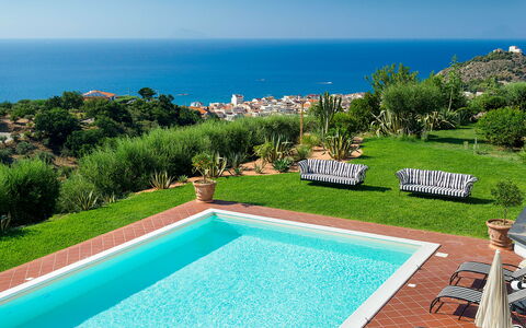 Villa Ester - Capo D'orlando, Sicilia: Vand, Plante, Himmel, Ejendom, Svømmepøl, Azure, Blå, Natur, Rektangel, Græs