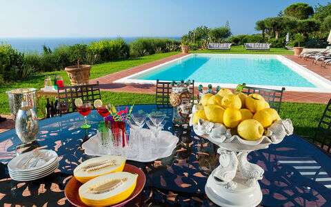 Villa Ester - Capo D'orlando, Sicilia: Plante, Himmel, Bord, Bordservice, Arkitektur, Dug, Offentlige Rum, Træ, Fritid, Dekoration