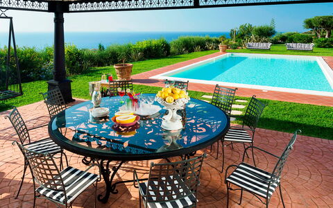 Villa Ester - Capo D'orlando, Sicilia: Møbel, Bord, Ejendom, Plante, Stol, Grøn, Himmel, Vand, Udendørs Møbler, Gulvbelægning