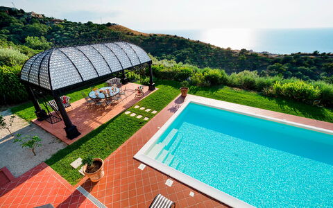 Villa Ester - Capo D'orlando, Sicilia: Vand, Ejendom, Plante, Himmel, Bygning, Natur, Azure, Svømmepøl, Udendørs Møbler, Træ