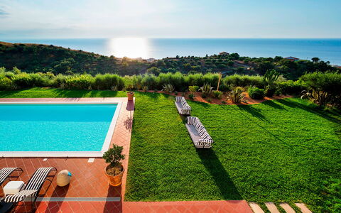 Villa Ester - Capo D'orlando, Sicilia: Himmel, Vand, Ejendom, Plante, Træ, Sky, Svømmepøl, Græs, Naturlige Landskab, Fritid