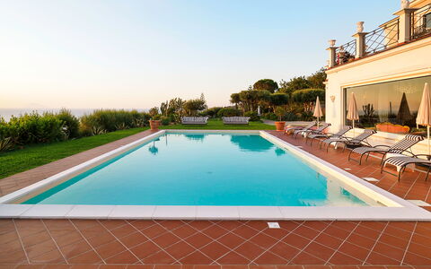 Villa Ester - Capo D'orlando, Sicilia: Vand, Plante, Bygning, Himmel, Ejendom, Svømmepøl, Vindue, Azure, Rektangel, Indretning