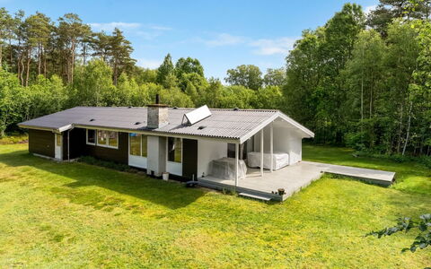 Elsemaria - 1.3Km from the Sea: Møbel, Indretning, Gulvbelægning, Etage, Loft, Værelse, Stol, Bord, Lejlighed, Køkken & Spisebord