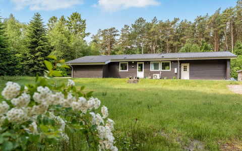Elsemaria - 1.3Km from the Sea: Møbel, Indretning, Gulvbelægning, Etage, Loft, Værelse, Stol, Bord, Lejlighed, Køkken & Spisebord