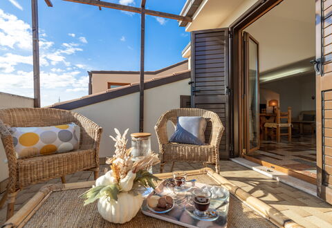 Altomare Apartment: Sky, Ejendom, Bord, Møbel, Himmel, Bygning, Couch, Indretning, Træ, Komfort