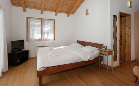 Orchidée: Træ, Loft, Seng, Soveværelse, Sengetøj, Hjem, Bed Frame, Sengetøj, Dør, Værelse