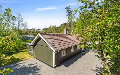 Smilla - 300M from the Sea: Træ, Tag, Arkitektur, Hjem, Hus, Sommerhus, Sidespor, Hårdttræ, Hældning, Estate
