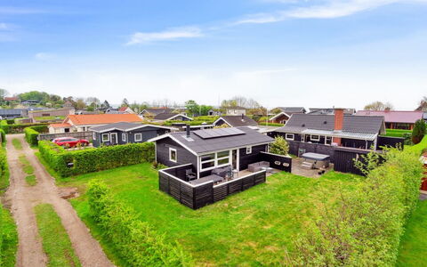 Ritha - 175M from the Sea: Træ, Tag, Arkitektur, Hjem, Hus, Sommerhus, Sidespor, Hårdttræ, Hældning, Estate