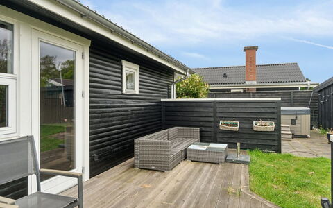 Ritha - 175M from the Sea: Træ, Tag, Arkitektur, Hjem, Hus, Sommerhus, Sidespor, Hårdttræ, Hældning, Estate