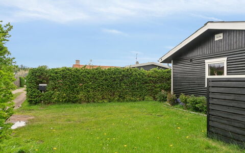 Ritha - 175M from the Sea: Træ, Tag, Arkitektur, Hjem, Hus, Sommerhus, Sidespor, Hårdttræ, Hældning, Estate