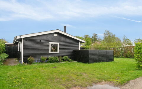 Ritha - 175M from the Sea: Træ, Tag, Arkitektur, Hjem, Hus, Sommerhus, Sidespor, Hårdttræ, Hældning, Estate