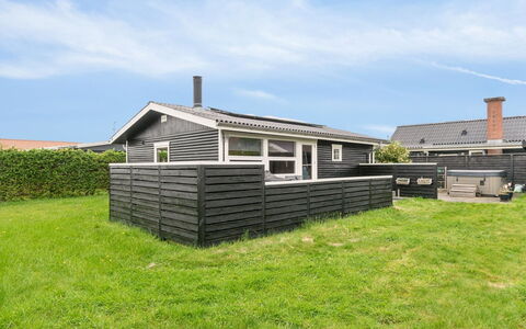 Ritha - 175M from the Sea: Træ, Tag, Arkitektur, Hjem, Hus, Sommerhus, Sidespor, Hårdttræ, Hældning, Estate