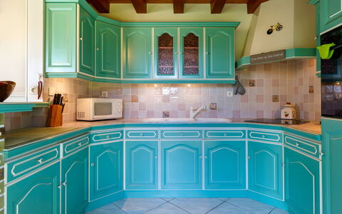 L'Oiseau Bleu: Blå, Køkken, Cabinetry, Indretning, Countertop, Gulvbelægning, Maling, Skab, Køkken Apparat, Værelse