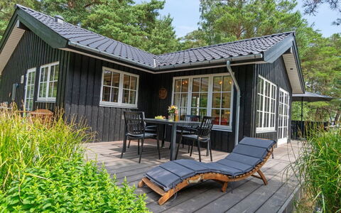 Reinke - 450M from the Sea: Møbel, Indretning, Gulvbelægning, Etage, Loft, Værelse, Stol, Bord, Lejlighed, Køkken & Spisebord