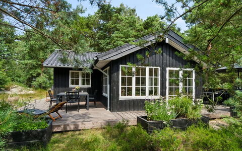 Reinke - 450M from the Sea: Møbel, Indretning, Gulvbelægning, Etage, Loft, Værelse, Stol, Bord, Lejlighed, Køkken & Spisebord