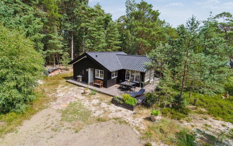 Reinke - 450M from the Sea: Møbel, Indretning, Gulvbelægning, Etage, Loft, Værelse, Stol, Bord, Lejlighed, Køkken & Spisebord