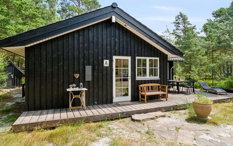 Reinke - 450M from the Sea: Møbel, Indretning, Gulvbelægning, Etage, Loft, Værelse, Stol, Bord, Lejlighed, Køkken & Spisebord