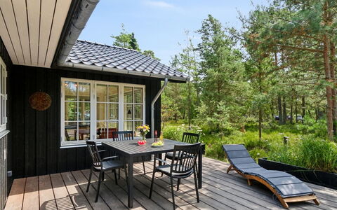 Reinke - 450M from the Sea: Møbel, Indretning, Gulvbelægning, Etage, Loft, Værelse, Stol, Bord, Lejlighed, Køkken & Spisebord
