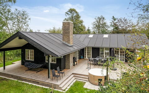 Babara - 350M from the Sea: Træ, Hjem, Veranda, Dæk, Hårdttræ, Tag, Bejdse, Trægulve, Eco Hotel