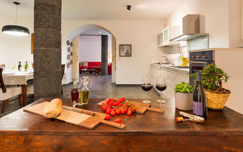 Dimora Vulcano - Castiglione Di Sicilia, Sicilia: Bord, Ejendom, Stueplante, Træ, Indretning, Køkken, Cabinetry, Plante, Countertop, Gulvbelægning
