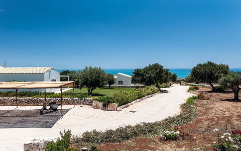 Isolina Bianca - Scicli, Sicilia: Himmel, Plante, Land Lot, Træ, Vejbelægning, Boligområde, Landskab, Urban Design, Skygge, Naturlige Landskab
