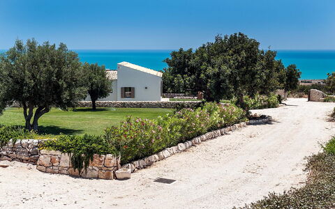 Isolina Bianca - Scicli, Sicilia: Himmel, Plante, Ejendom, Vand, Træ, Naturlige Landskab, Land Lot, Hus, Bygning, Græs