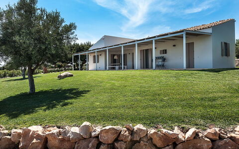 Isolina Bianca - Scicli, Sicilia: Sky, Himmel, Plante, Daytime, Ejendom, Bygning, Natur, Hus, Vindue, Naturlige Landskab