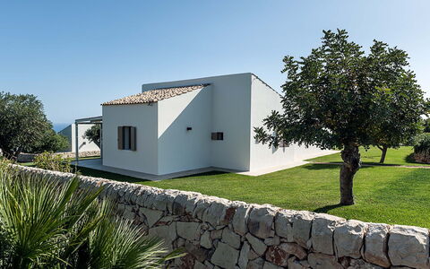 Isolina Verde - Scicli, Sicilia: Plante, Himmel, Bygning, Træ, Hus, Land Lot, Græs, Vindue, Sommerhus, Landskab
