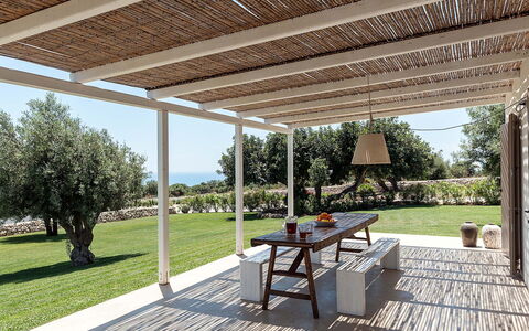 Isolina Verde - Scicli, Sicilia: Plante, Ejendom, Bord, Skygge, Udendørs Bord, Udendørs Møbler, Indretning, Arkitektur, Træ, Stol