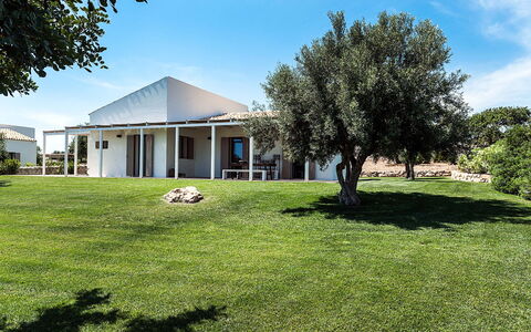 Isolina Rossa - Scicli, Sicilia: Himmel, Plante, Ejendom, Bygning, Sky, Træ, Land Lot, Hus, Græs, Naturlige Landskab