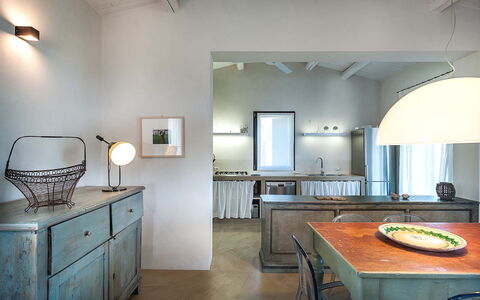 Isolina Rossa - Scicli, Sicilia: Bord, Møbel, Cabinetry, Indretning, Træ, Køkken, Gulvbelægning, Etage, Skuffe, Hårdttræ