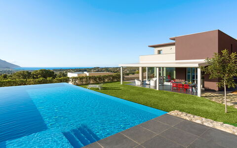 Villa Cinema - Castellammare Del Golfo, Sicilia: Himmel, Plante, Bygning, Vand, Svømmepøl, Skygge, Græs, Hus, Ejerlejlighed, Fritid