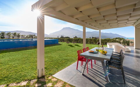 Villa Cinema - Castellammare Del Golfo, Sicilia: Himmel, Ejendom, Bygning, Plante, Skygge, Veranda, Træ, Træ, Vand, Sommerhus
