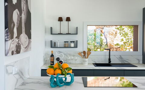 Villa Cinema - Castellammare Del Golfo, Sicilia: Ejendom, Cabinetry, Countertop, Indretning, Bord, Orange, Vindue, Træ, Køkken