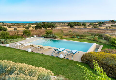 Splendida - Modica, Sicilia: Plante, Himmel, Bygning, Vand, Svømmepøl, Azure, Træ, Naturlige Landskab, Land Lot, Rektangel